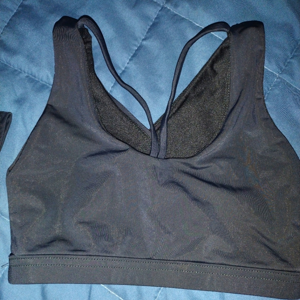 ONZIE Flow Sports Bra Size S/M in Black